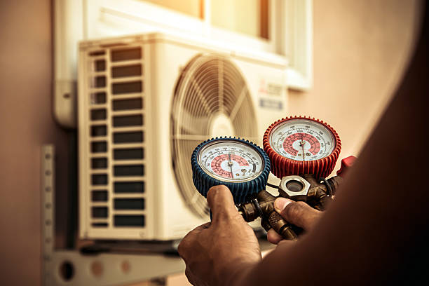 Professional Ac Installation technician working in Corona Del Mar, CA